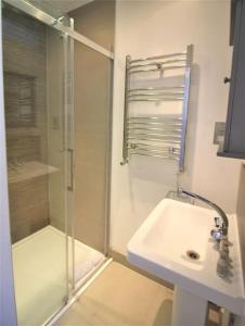 Well Appointed Garden Condo in Kensington Olympia衛浴
