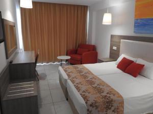 阿依納帕的住宿－科孚島酒店，配有一张床和一把椅子的酒店客房