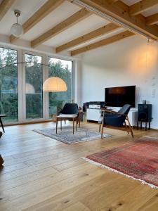 een woonkamer met een tafel en een televisie bij Ruheoase mitten in der Natur in Wilhelmsdorf