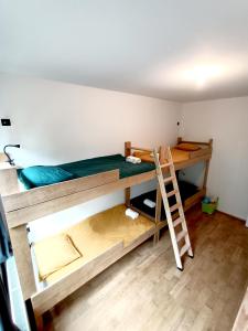 Poschodová posteľ alebo postele v izbe v ubytovaní Gite La Gazo - Grande maison chaleureuse.