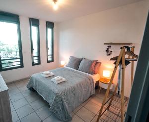 um quarto com uma cama com duas toalhas em Caz Patio, T2 - 4 étoiles, front de mer em Saint-Pierre