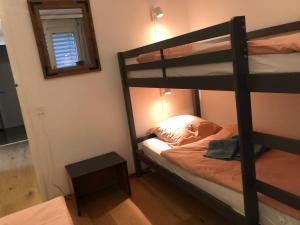 Katil dua tingkat atau katil-katil dua tingkat dalam bilik di Nice Apartment private host Engelberg