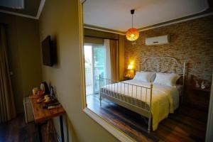 Ένα ή περισσότερα κρεβάτια σε δωμάτιο στο Urla Zeytin Hotel