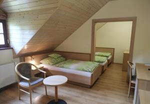 Una cama o camas en una habitación de Hotel Svatý Tomáš