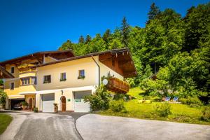 uma casa grande numa colina com uma entrada em Appartement Reitlhof, Bio Berg Bauernhof em Krispl