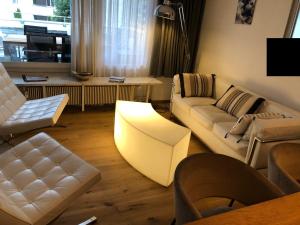 ein Wohnzimmer mit 2 Sofas und einem Tisch in der Unterkunft Nice Apartment private host Engelberg in Engelberg