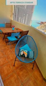 ベナルマデナにあるBenal-beach Marina Deluxeの青い椅子、バルコニー(テーブル付)