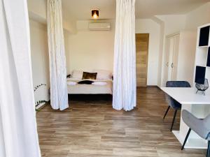 ein Schlafzimmer mit einem Bett mit Vorhängen darüber in der Unterkunft Studio for2 in Opatija in Opatija