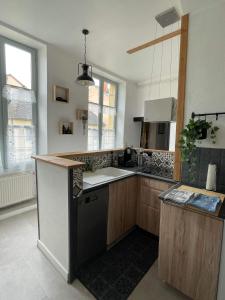 cocina con fregadero y encimera en Appartement 6 personnes - Au coeur du centre ville, en Paray-le-Monial