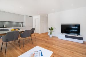 TV a/nebo společenská místnost v ubytování Moderne Neubauwohnung in Wilderswil