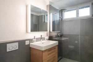 Koupelna v ubytování Moderne Neubauwohnung in Wilderswil