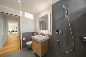 Koupelna v ubytování Moderne Neubauwohnung in Wilderswil