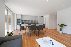 Kuchyň nebo kuchyňský kout v ubytování Moderne Neubauwohnung in Wilderswil