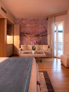 una camera con letto e un soggiorno di Miramare Suites a Sestri Levante