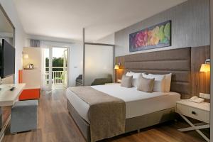 Habitación de hotel con cama grande y escritorio. en Seven Seas Hotel Blue - Ultra All Inclusive & Kids Concept en Side