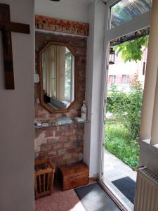 アルバ・ユリアにあるApartament foarte okのレンガの壁に鏡が付いたバスルーム