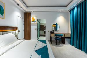 ein Hotelzimmer mit einem Bett und einem Schreibtisch in der Unterkunft SS Villa & Resort in Trâpeăng