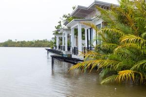 uma casa no meio de um rio inundado em SS Villa & Resort em Trâpeăng