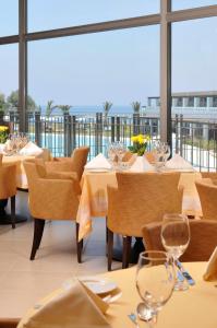Ein Restaurant oder anderes Speiselokal in der Unterkunft Giannoulis – Cavo Spada Luxury Sports & Leisure Resort & Spa 