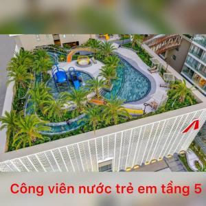 een afbeelding van een zwembad in een resort bij THE SÓNG Apartment Vũng Tàu - Trinh's House in Vung Tau