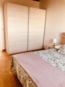 a bedroom with a large bed and a large closet at Mar y Montaña Apartamento entero in La Costa