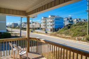 porche con silla y vistas a la calle en Action Tide-Song, en Surf City