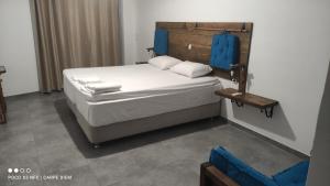 een slaapkamer met een groot bed met een houten hoofdeinde bij Carpe diem in Galatas
