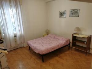 Habitación pequeña con cama y ventana en La Luna sull'Adige, en Verona