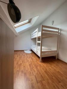 Cette chambre mansardée comprend des lits superposés et une lucarne. dans l'établissement Maison « Maracha » centre ville 150m de la plage, à Wimereux