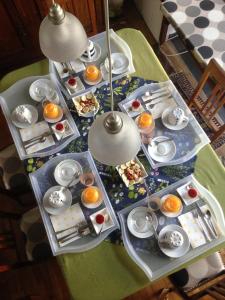 una mesa con platos y tazones de comida. en BBnaon, en Pordenone