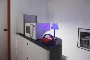 a microwave and a lamp on a black table at BBnaon in Pordenone