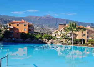 duży basen przed niektórymi budynkami w obiekcie Retama del Teide, Puerto de la Cruz w Puerto de la Cruz