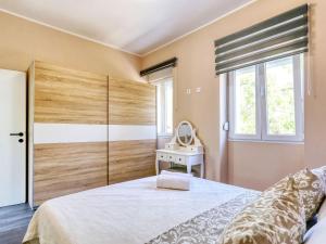 a bedroom with a bed with a large wooden headboard at Holiday home Casa Lorela in Sali, island Dugi Otok in Sali