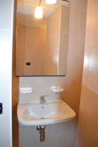 W łazience znajduje się umywalka i lustro. w obiekcie B&B La tarentilla w mieście Lizzano