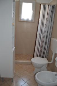 ein Bad mit einem WC und einer Dusche in der Unterkunft B&B La tarentilla in Lizzano