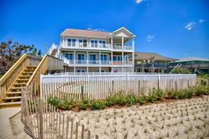 een wit hek voor een huis bij North Shore Paradise in Surf City