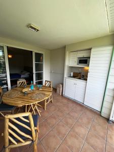 Kuchyň nebo kuchyňský kout v ubytování BEAU STUDIO RENOVE AU SEIN D'UN MAGNIFIQUE COMPLEXE HOTELIER