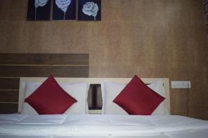 Postel nebo postele na pokoji v ubytování The Sky Comfort - Hotel The Heaven, Dwarka