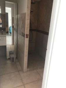 um chuveiro com uma porta de vidro na casa de banho em LUVA d'Azur, Rez de villa LE RIOU - LE VALLON em Le Bar-sur-Loup