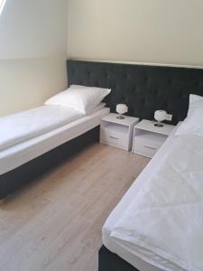 um quarto com duas camas e duas mesas de cabeceira em APARTAMENT SZMARAGD em Zastań