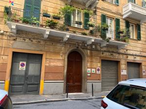 ein Gebäude mit Türen und Fenstern auf einer Straße in der Unterkunft Sunset rooms in La Spezia