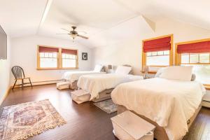 Postel nebo postele na pokoji v ubytování Beautiful mountain home with gorgeous meadow views