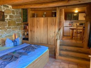 um quarto com uma cama num chalé de madeira em Blockhausvermietung "Vor dem Gröperntor" em Quedlinburg