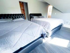 Postel nebo postele na pokoji v ubytování The Jackpot Cottage