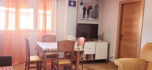 Televízia a/alebo spoločenská miestnosť v ubytovaní www apartamentovaldivia es Parking incluido