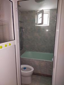 アルバ・ユリアにあるApartament foarte okのバスルーム(緑のバスタブ、トイレ付) +24枚の写真