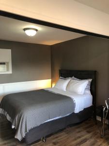 Postel nebo postele na pokoji v ubytování Greenside Motel