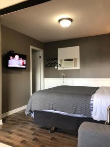 TV a/nebo společenská místnost v ubytování Greenside Motel