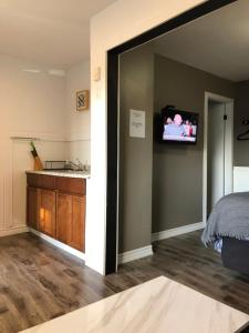 TV a/nebo společenská místnost v ubytování Greenside Motel