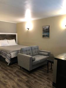 Postel nebo postele na pokoji v ubytování Greenside Motel